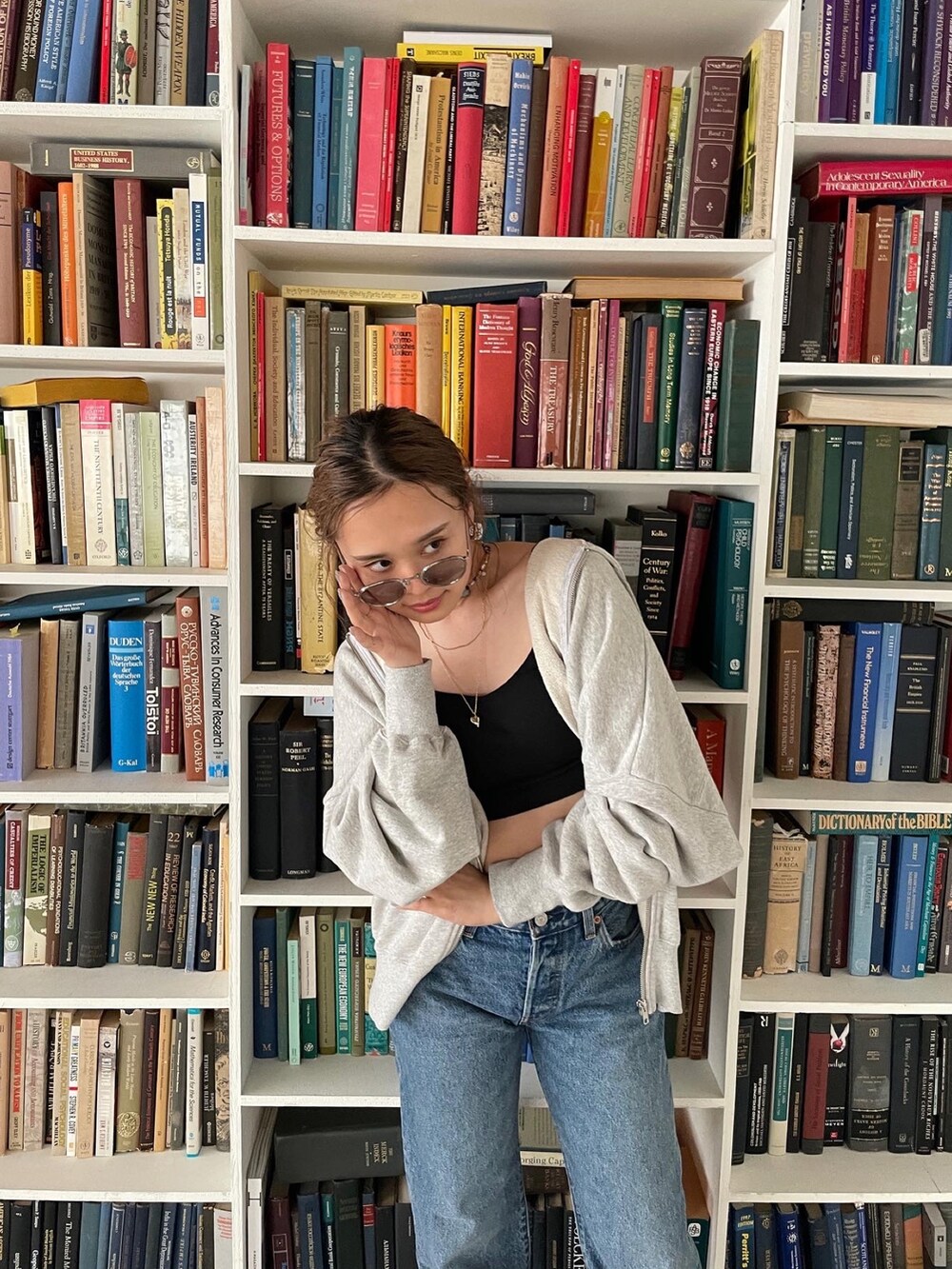 ブルー系のデニムパンツ、ブラック系のキャミソール、グレー系のパーカーを着用したレディースの夏コーディネートの4枚目の写真