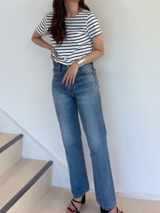 ブルー系のデニムパンツ、ブラック系のサンダル、ブルー系のシャツ/ブラウスを着用したレディースの夏コーディネートの2枚目の写真