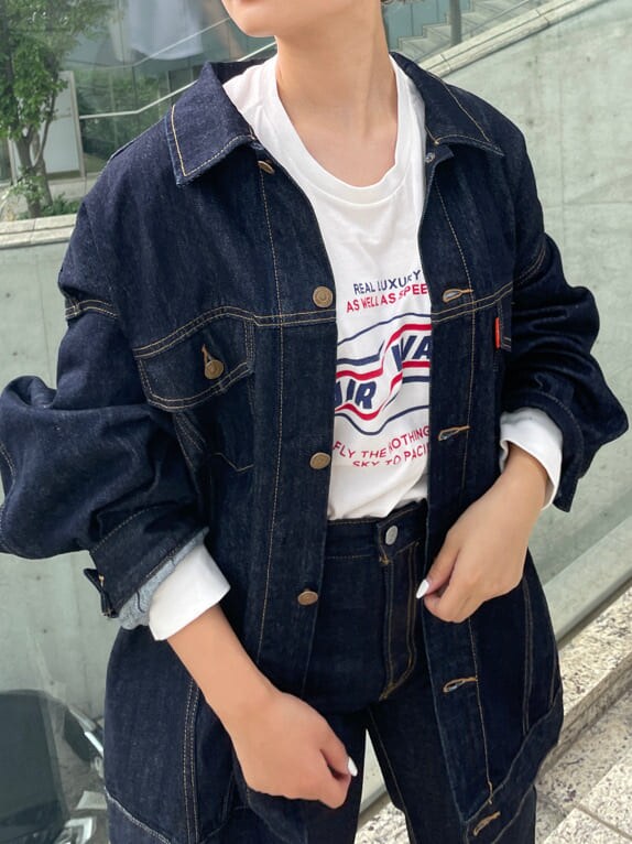 ブルー系のデニムジャケット、ブルー系のデニムパンツ、ホワイト系のTシャツ/カットソーを着用したレディースの夏コーディネートの9枚目の写真