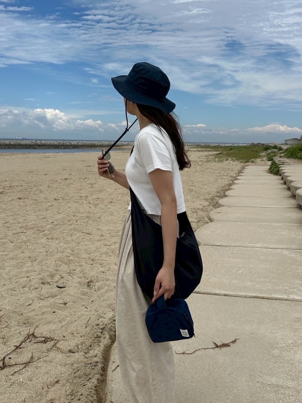 ホワイト系のTシャツ/カットソー、ベージュ系のその他パンツを着用したレディースの春コーディネートの3枚目の写真
