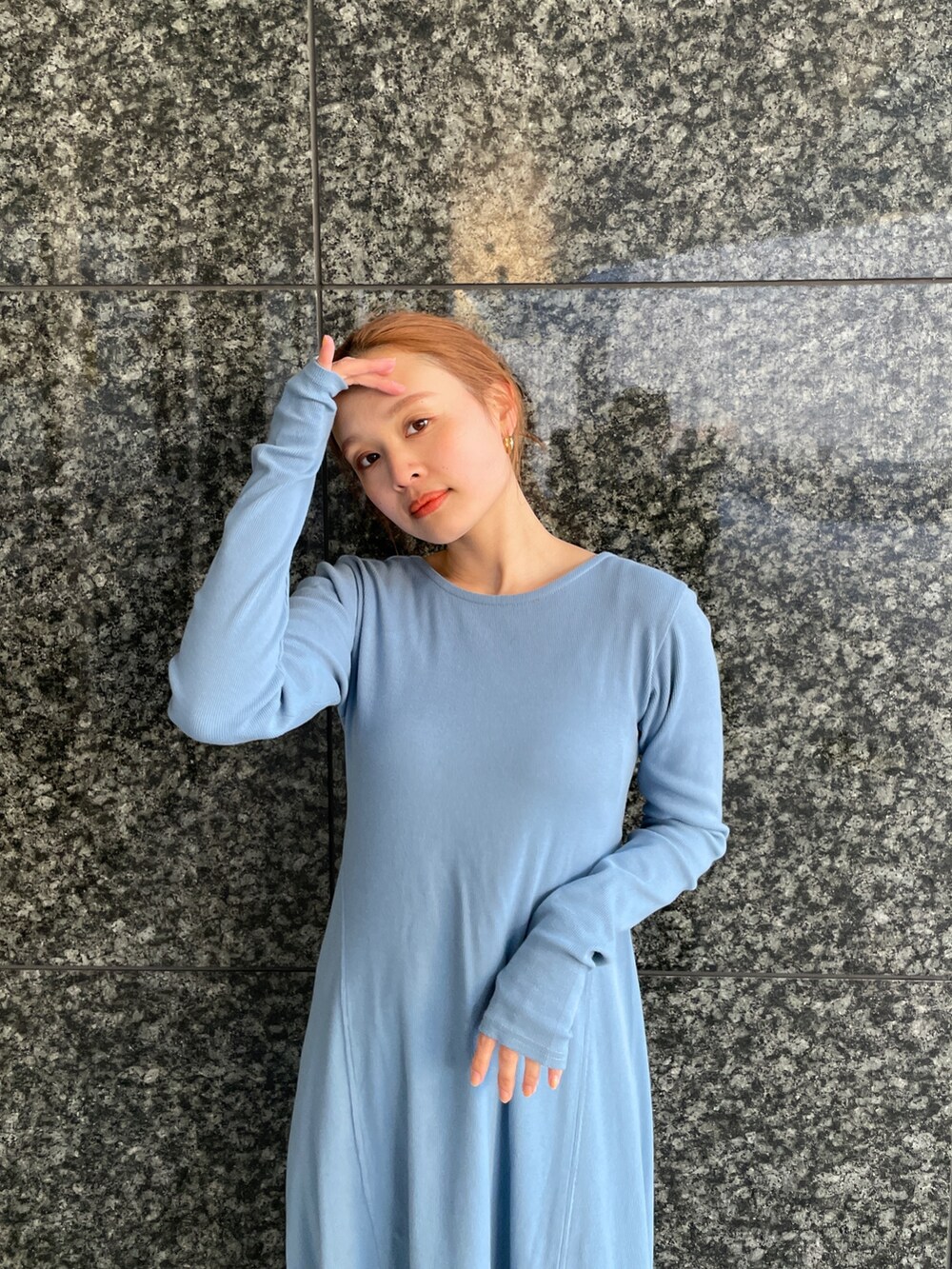 ホワイト系のブルゾンを着用したレディースの冬コーディネートの4枚目の写真