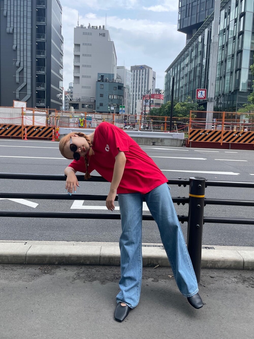 レッド系のTシャツ/カットソー、ブルー系のデニムパンツ、シルバー系のネックレスを着用したレディースの夏コーディネートの4枚目の写真