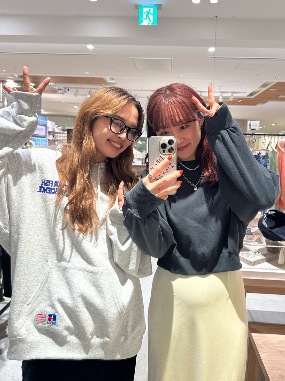 グレー系のパーカー、グレー系のスウェット、ブラック系のスカートを着用したレディースの秋コーディネートの3枚目の写真