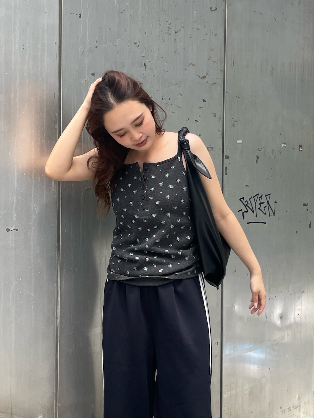 ブルー系のその他パンツ、グレー系のキャミソール、ブラック系のハンドバッグを着用したレディースの春コーディネートの2枚目の写真
