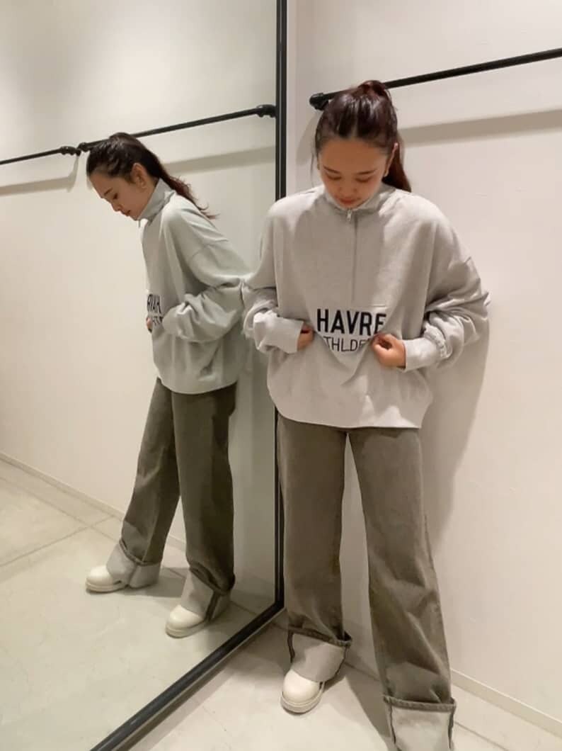 ベージュ系のデニムパンツ、グレー系のスウェットを着用したレディースの秋コーディネートの2枚目の写真