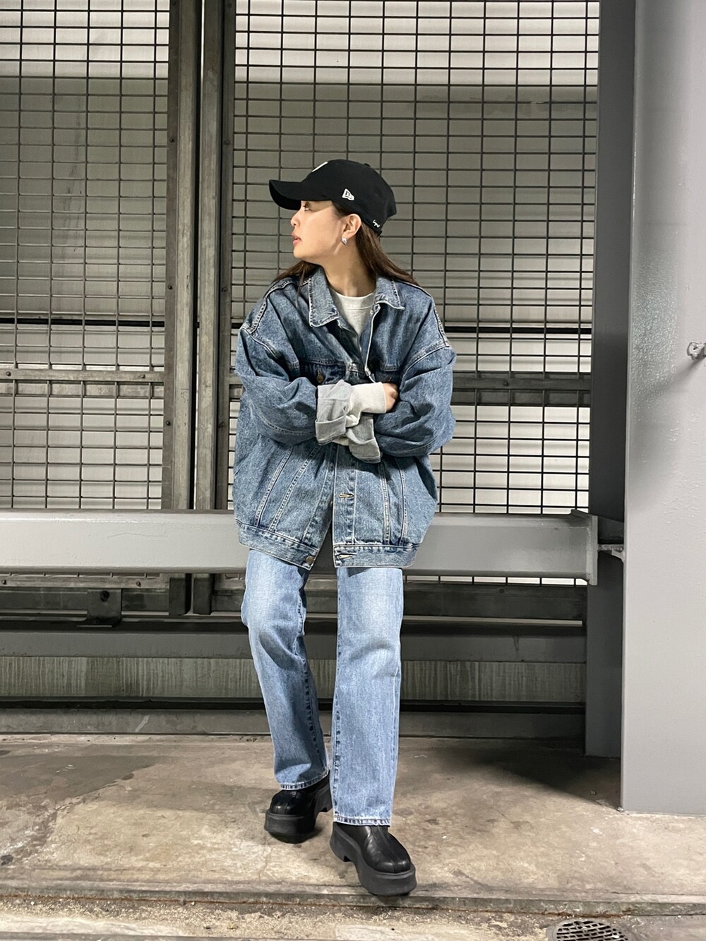 ブルー系のデニムジャケット、ブルー系のデニムパンツ、グレー系のスウェットを着用したレディースの冬コーディネートの8枚目の写真
