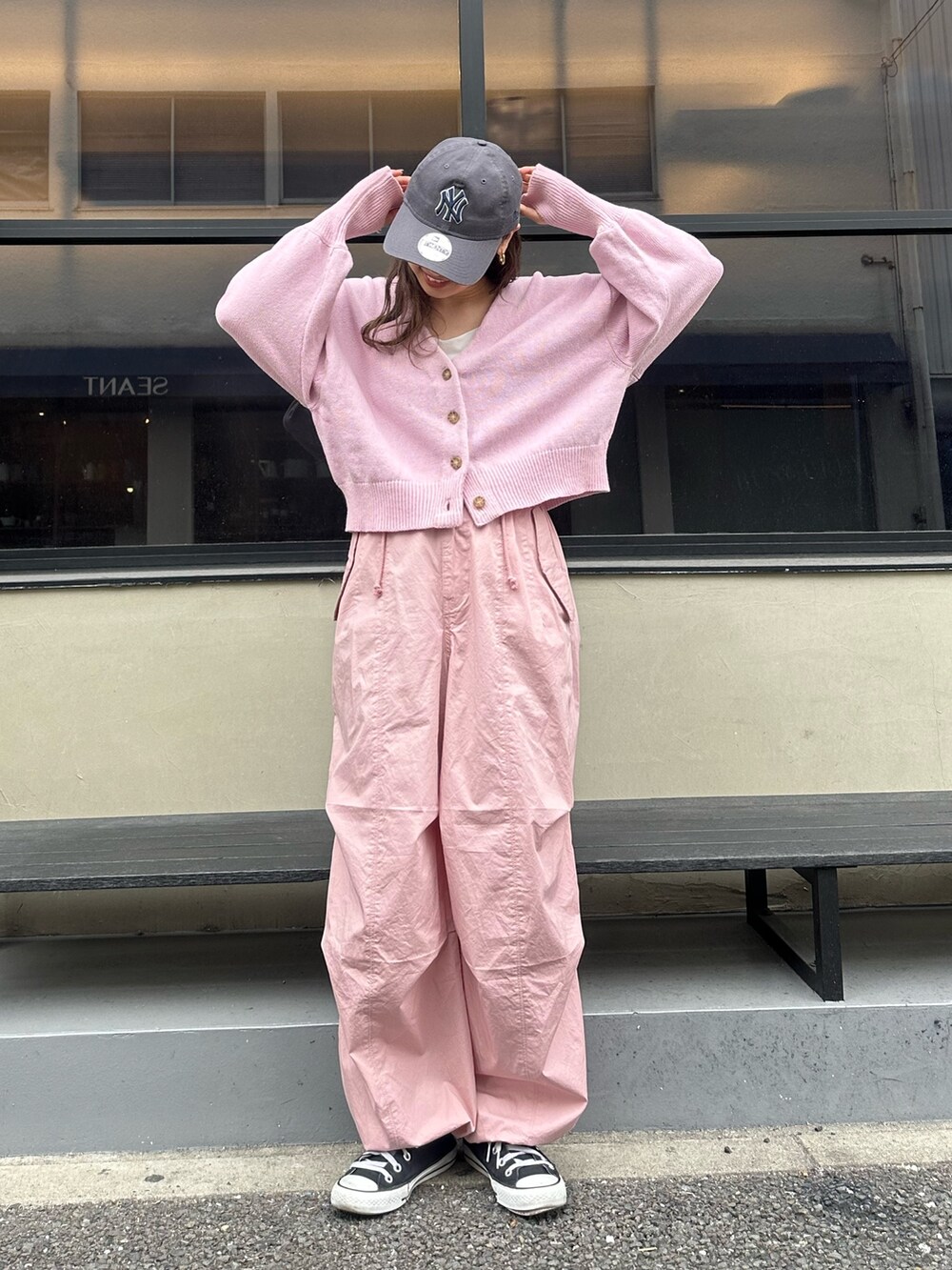 ピンク系のカーディガン/ボレロ、ピンク系のその他パンツを着用したレディースの冬コーディネートの7枚目の写真