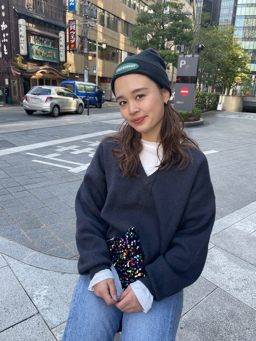 シルバー系のパンプス、ホワイト系のTシャツ/カットソー、グレー系のニット/セーターを着用したレディースの秋コーディネートの6枚目の写真