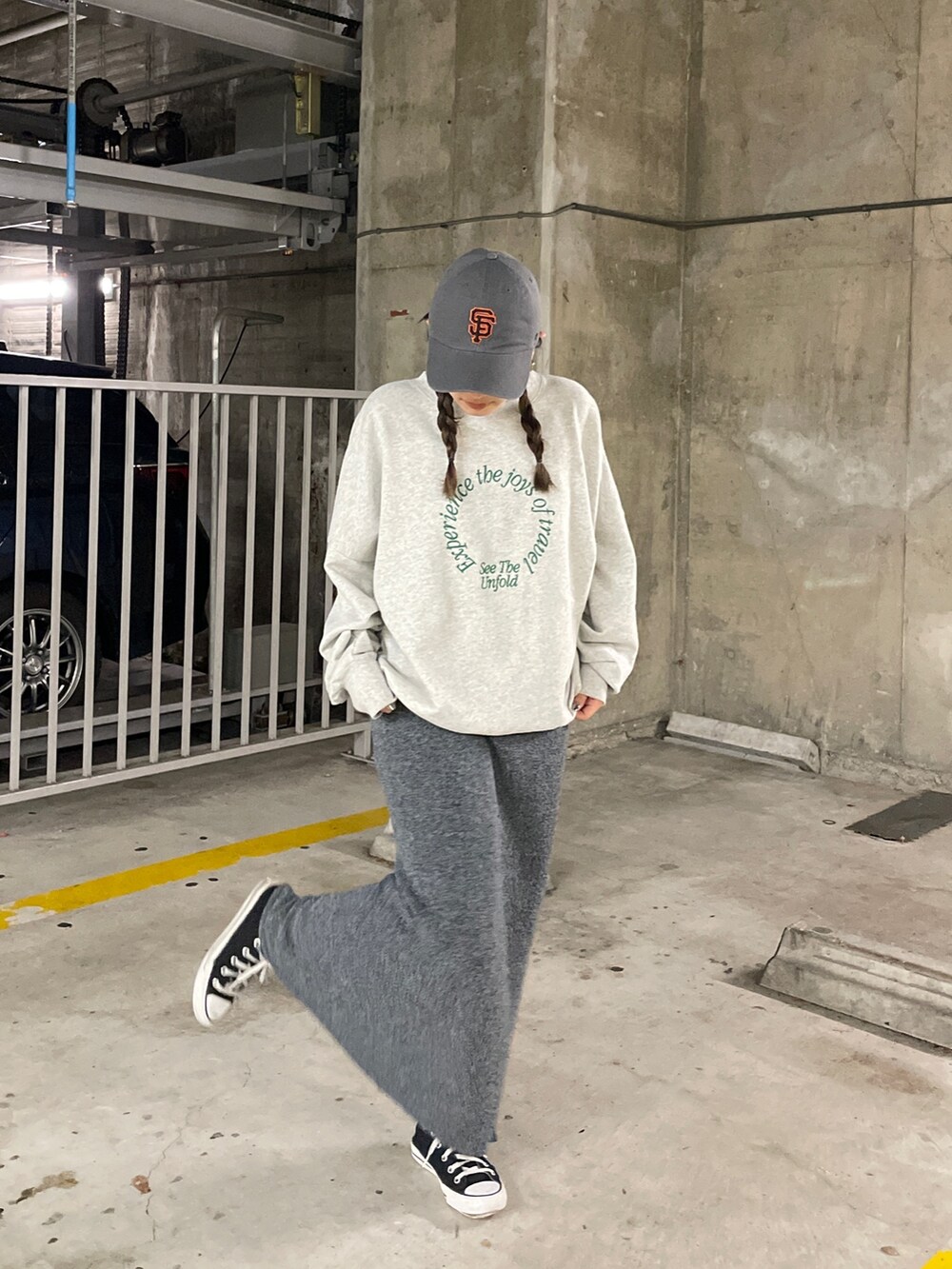 グレー系のスウェット、グレー系のスカートを着用したレディースの冬コーディネートの3枚目の写真