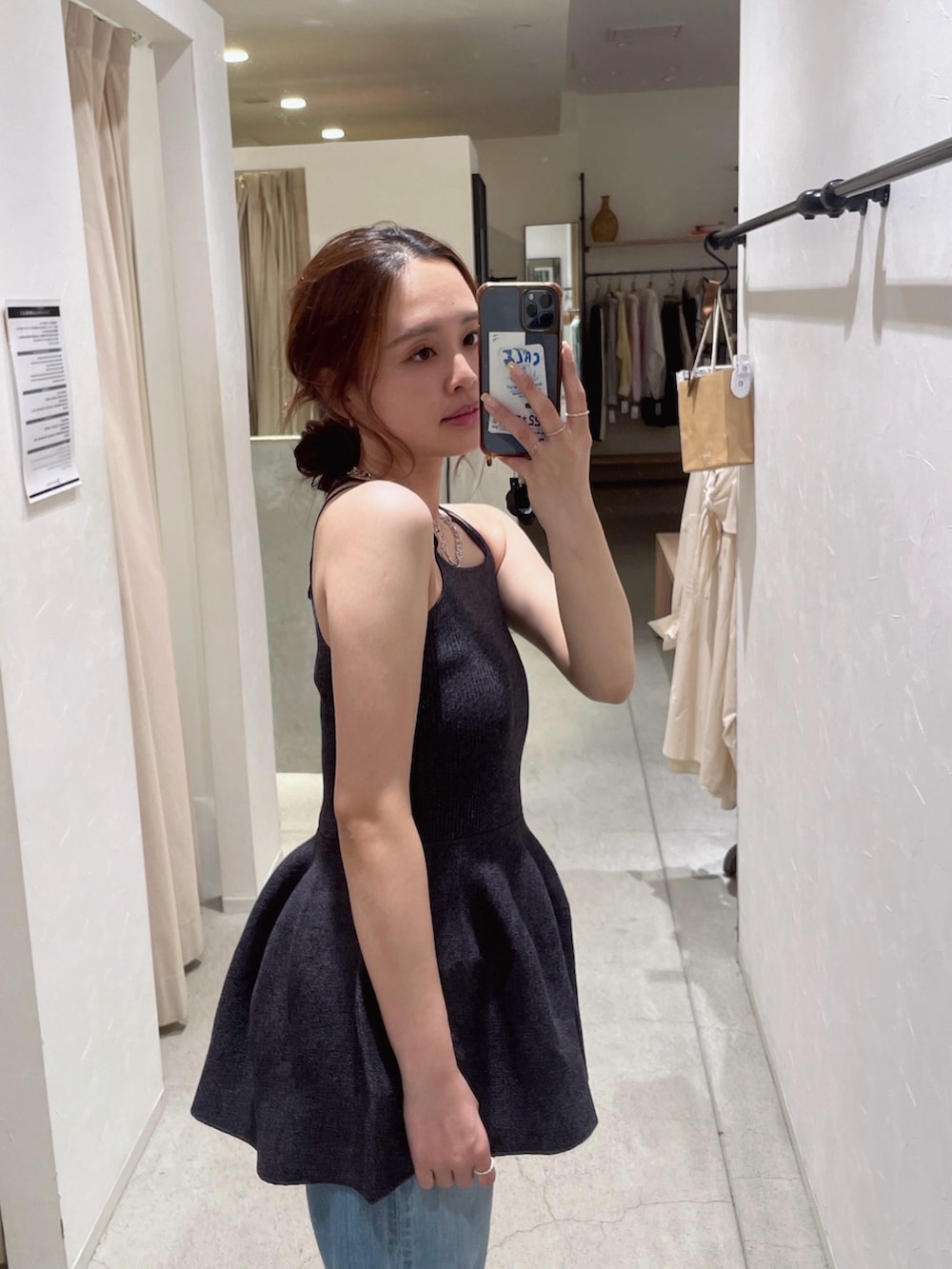 グレー系のキャミソール、ブルー系のデニムパンツを着用したレディースの春コーディネートの2枚目の写真