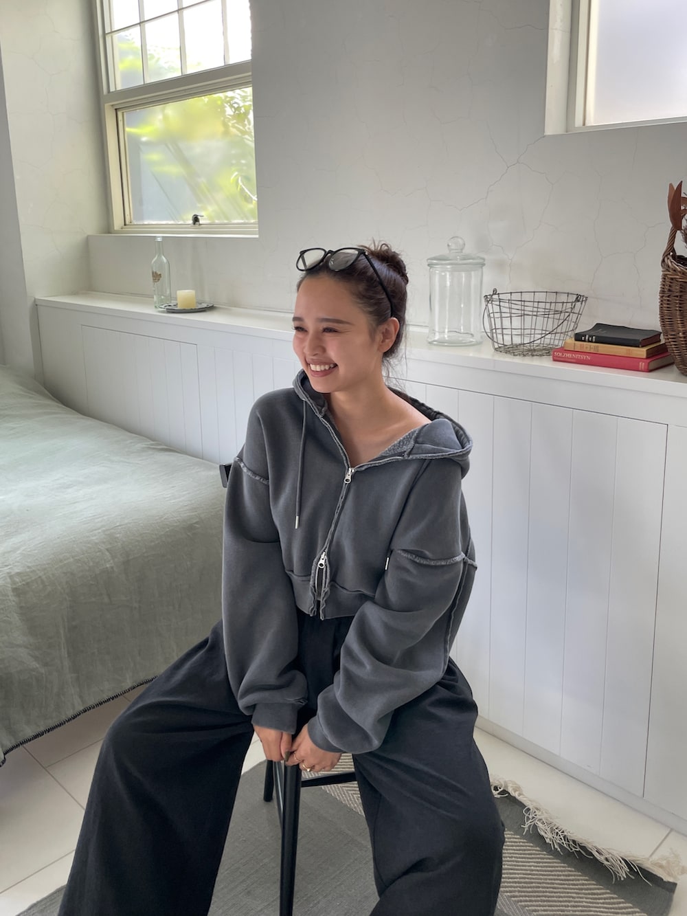 グレー系のパーカー、グレー系のその他パンツを着用したレディースの秋コーディネートの3枚目の写真