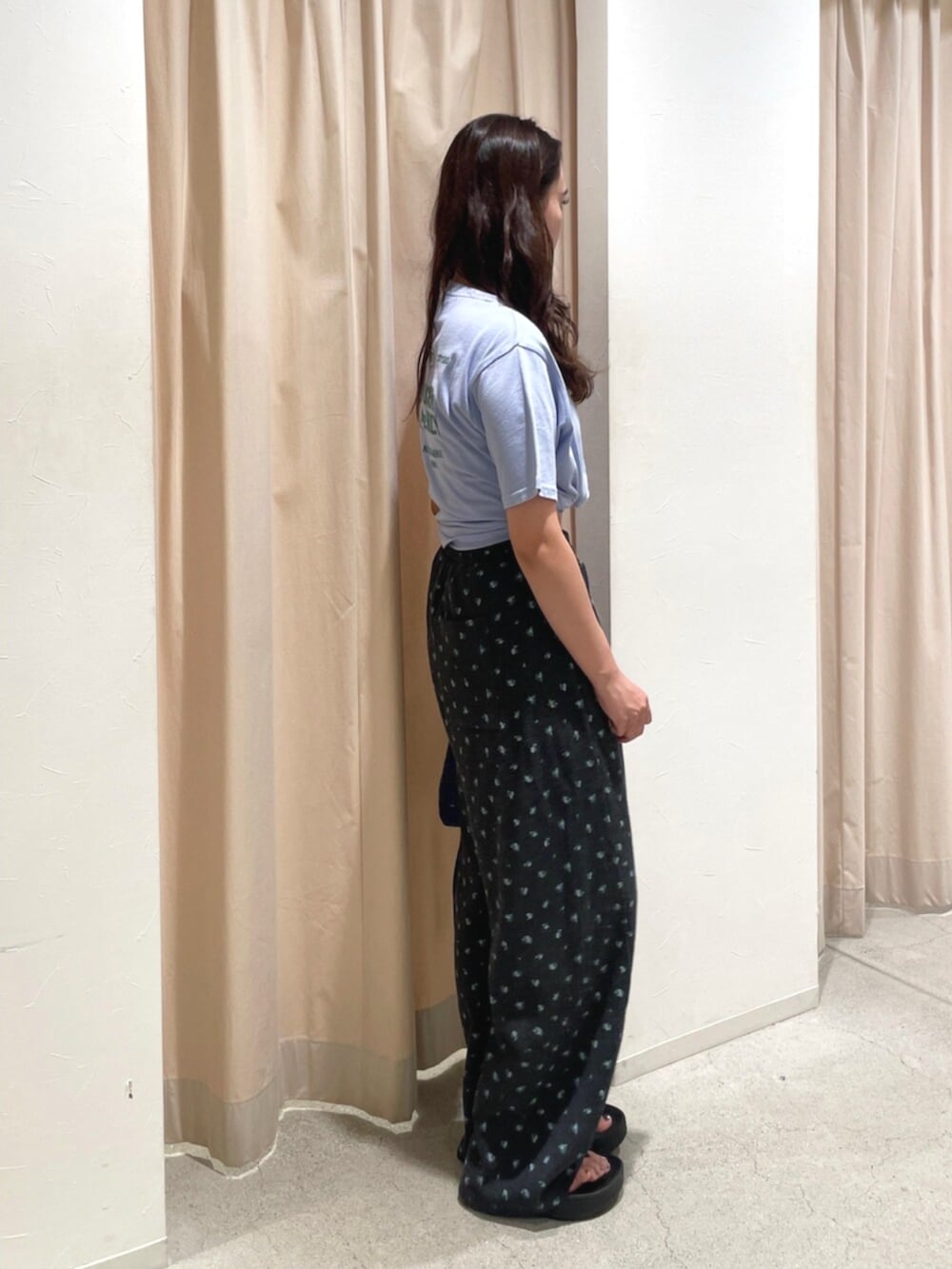 グレー系のその他パンツ、ブルー系のTシャツ/カットソー、ブルー系のハンドバッグを着用したレディースの夏コーディネートの4枚目の写真
