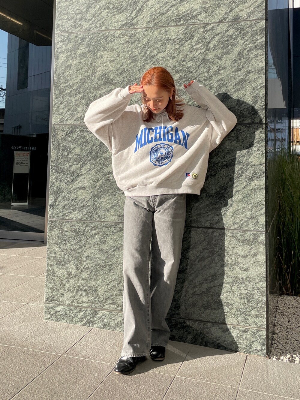 ブラック系のデニムパンツ、グレー系のパーカーを着用したレディースの冬コーディネートの8枚目の写真