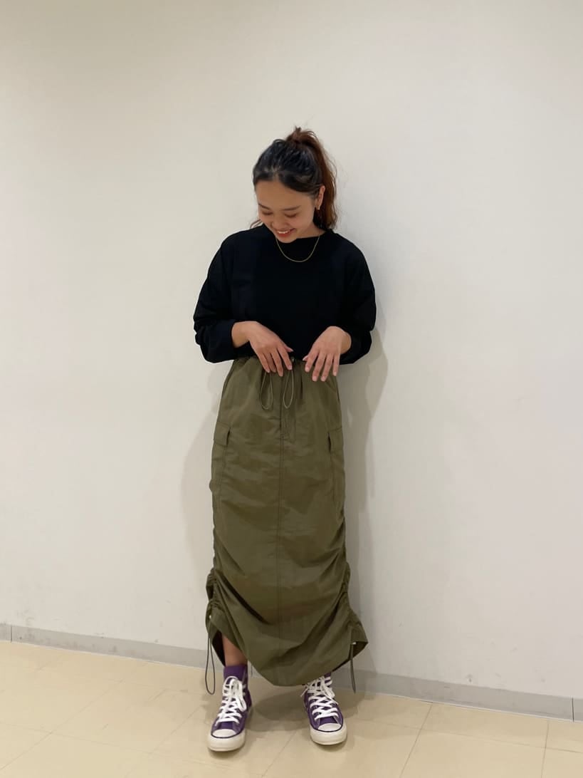 ブラック系のTシャツ/カットソー、ベージュ系のスカートを着用したレディースの秋コーディネートの2枚目の写真