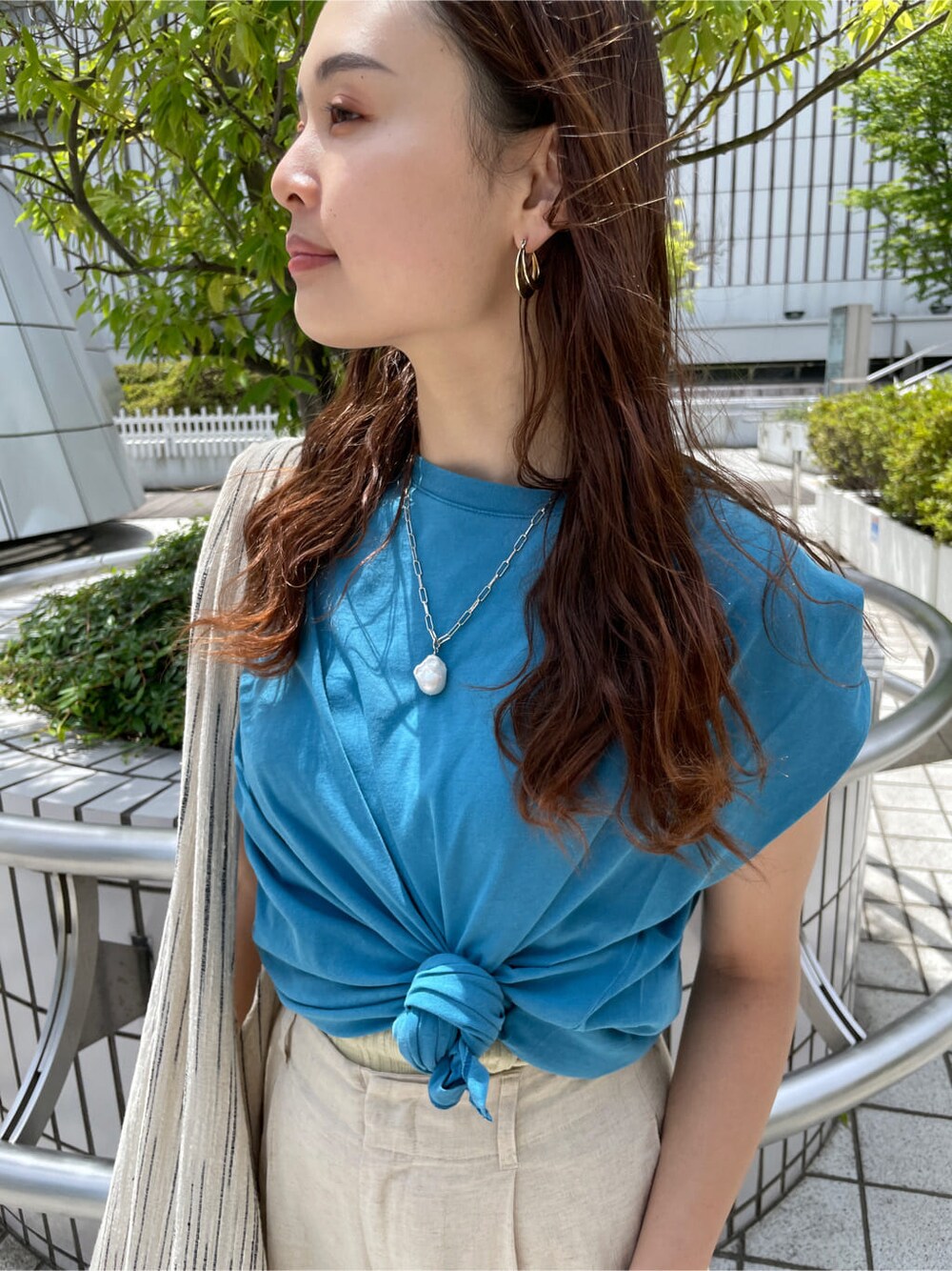 ブラック系のサンダル、ホワイト系のその他パンツ、その他のハンドバッグを着用したレディースの夏コーディネートの8枚目の写真