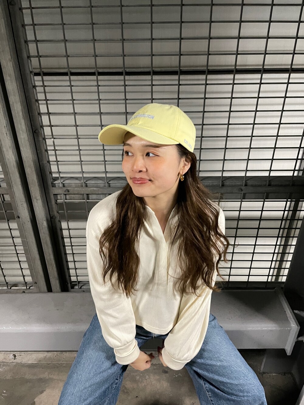 ホワイト系のTシャツ/カットソー、ブルー系のデニムパンツを着用したレディースの冬コーディネートの6枚目の写真