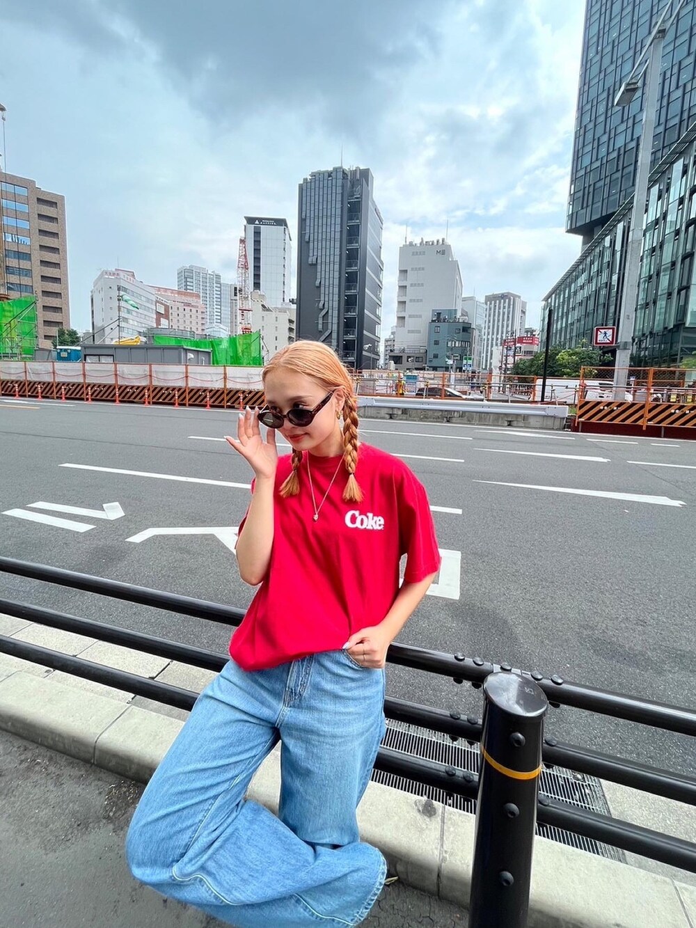 レッド系のTシャツ/カットソー、ブルー系のデニムパンツ、シルバー系のネックレスを着用したレディースの夏コーディネートの6枚目の写真