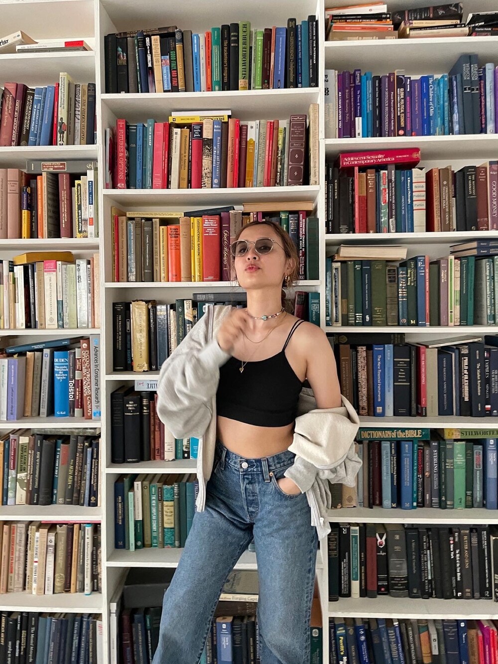 ブルー系のデニムパンツ、ブラック系のキャミソール、グレー系のパーカーを着用したレディースの夏コーディネートの3枚目の写真