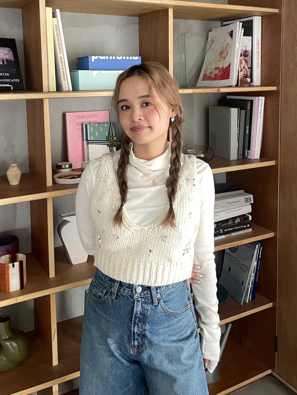 ホワイト系のベスト、ホワイト系のTシャツ/カットソー、ブルー系のデニムパンツを着用したレディースの夏コーディネートの4枚目の写真