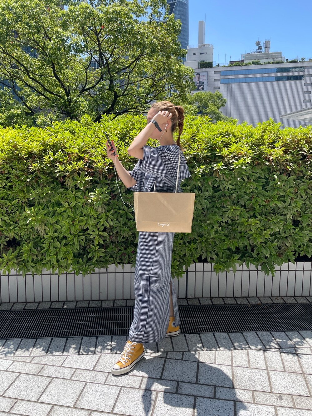 ブルー系のシャツ/ブラウス、ブルー系のワンピースを着用したレディースの春コーディネートの6枚目の写真