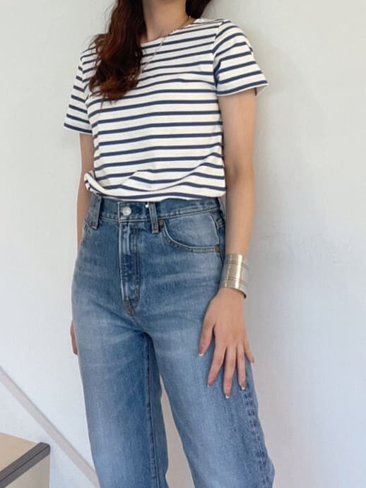 ブルー系のデニムパンツ、ブラック系のサンダル、ブルー系のシャツ/ブラウスを着用したレディースの夏コーディネートの7枚目の写真