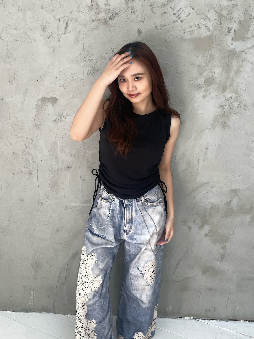 ブルー系のデニムパンツ、ブラック系の水着を着用したレディースの春コーディネートの5枚目の写真