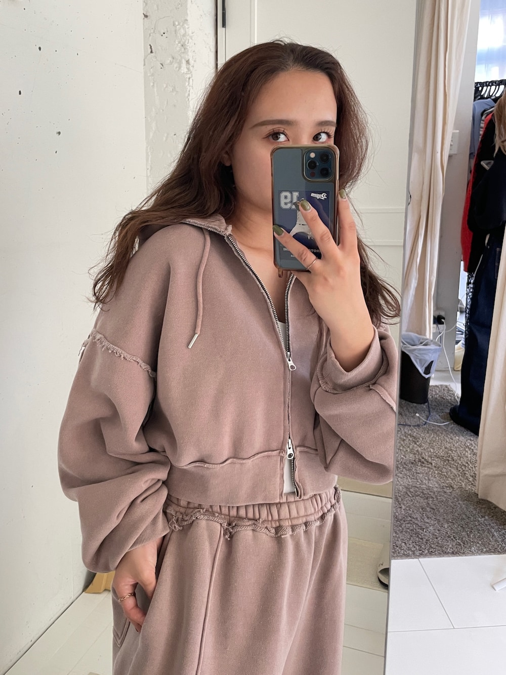 ベージュ系のパーカー、ベージュ系のその他パンツを着用したレディースの秋コーディネートの2枚目の写真