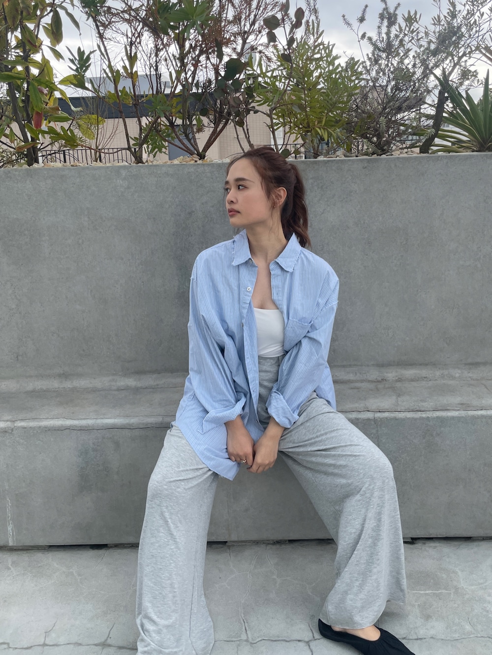 グレー系のその他パンツ、ブルー系のシャツ/ブラウスを着用したレディースの春コーディネートの2枚目の写真