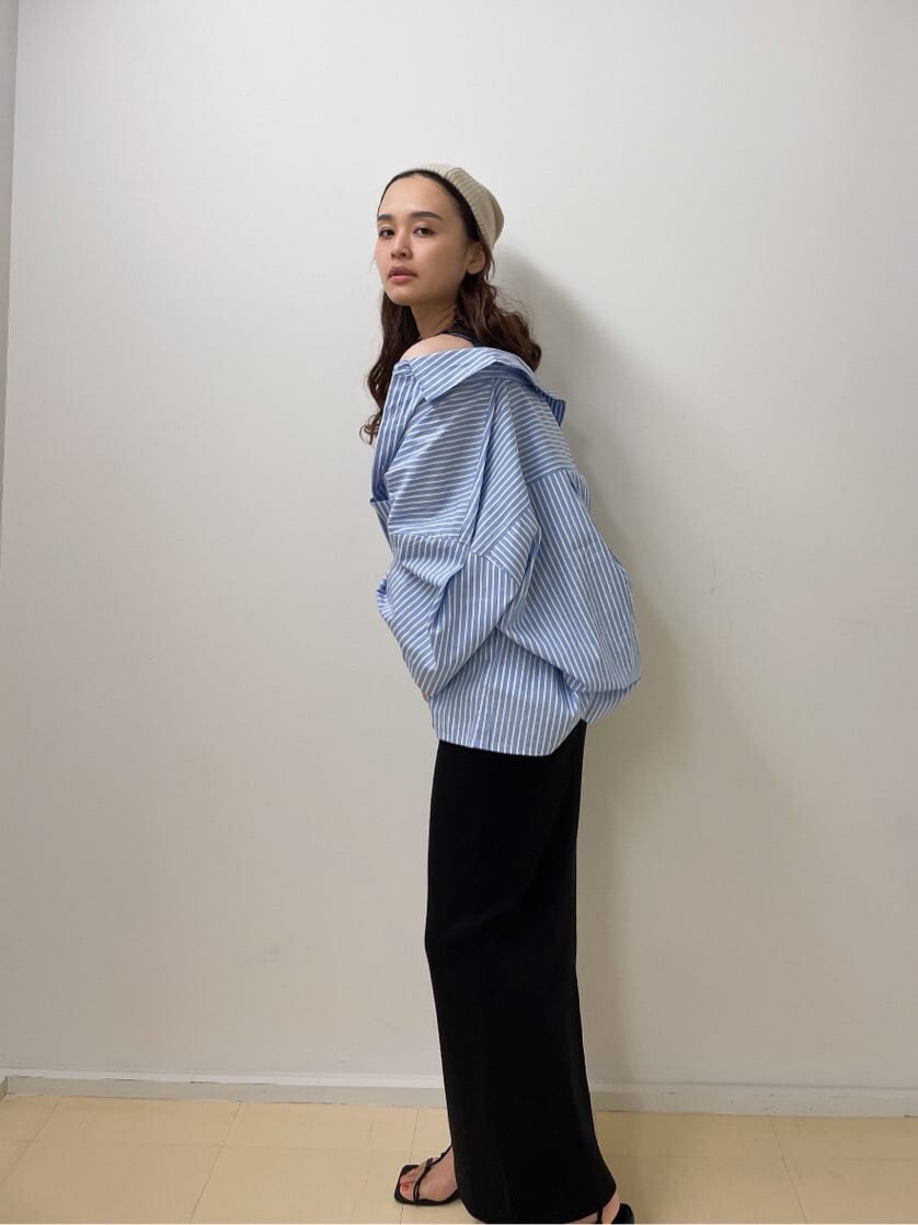 ブラック系のワンピース、ブルー系のシャツ/ブラウス、シルバー系のネックレスを着用したレディースの春コーディネートの3枚目の写真