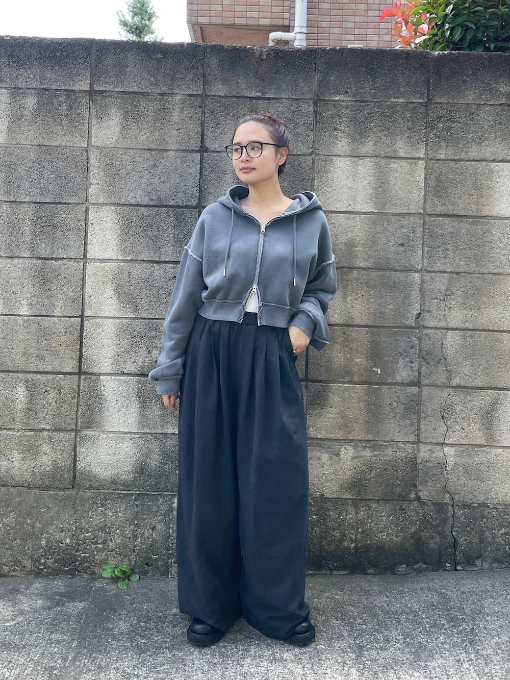 グレー系のパーカー、グレー系のその他パンツを着用したレディースの秋コーディネートの5枚目の写真