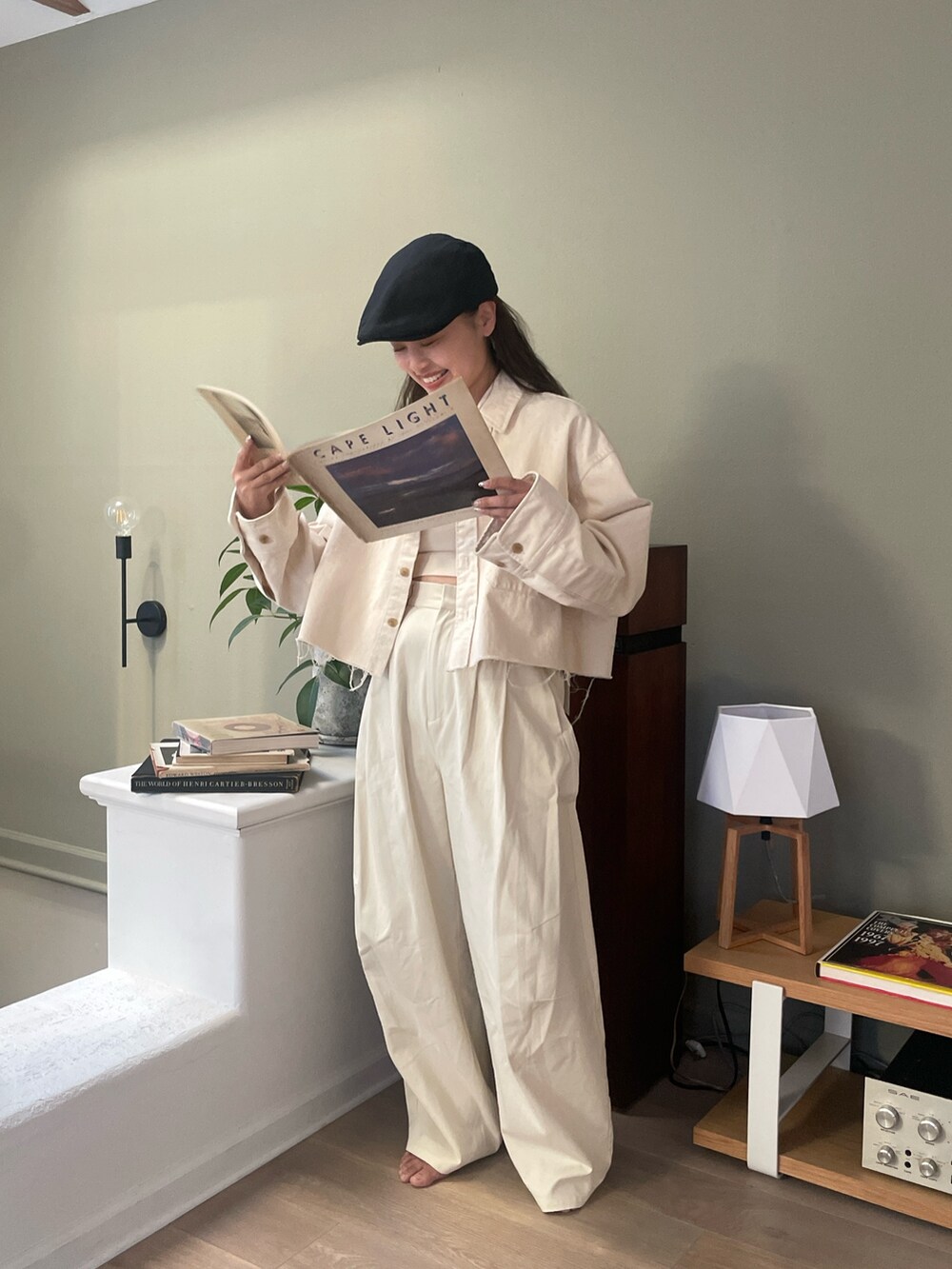 ホワイト系のシャツ/ブラウス、ホワイト系のチノパンツを着用したレディースの冬コーディネートの6枚目の写真