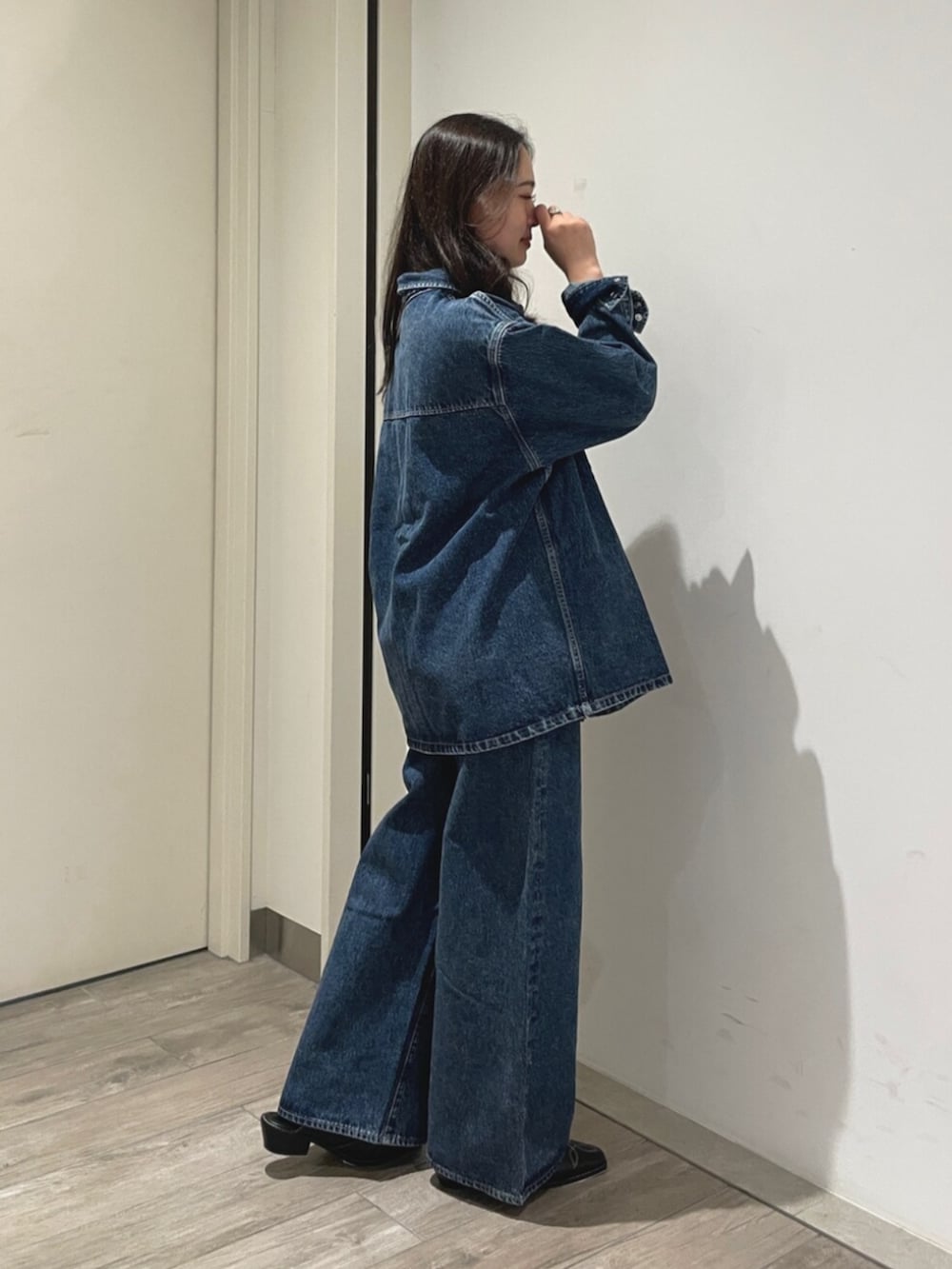 ブラック系のその他シューズ、ブルー系のデニムパンツ、ブルー系のシャツ/ブラウスを着用したレディースの夏コーディネートの4枚目の写真