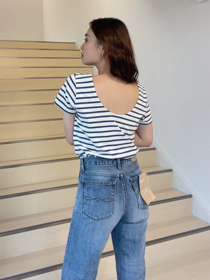 ブルー系のデニムパンツ、ブラック系のサンダル、ブルー系のシャツ/ブラウスを着用したレディースの夏コーディネートの4枚目の写真