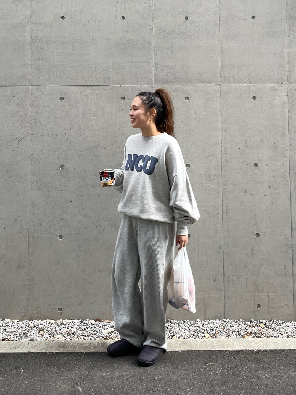 グレー系のその他パンツ、グレー系のスウェットを着用したレディースの冬コーディネートの2枚目の写真