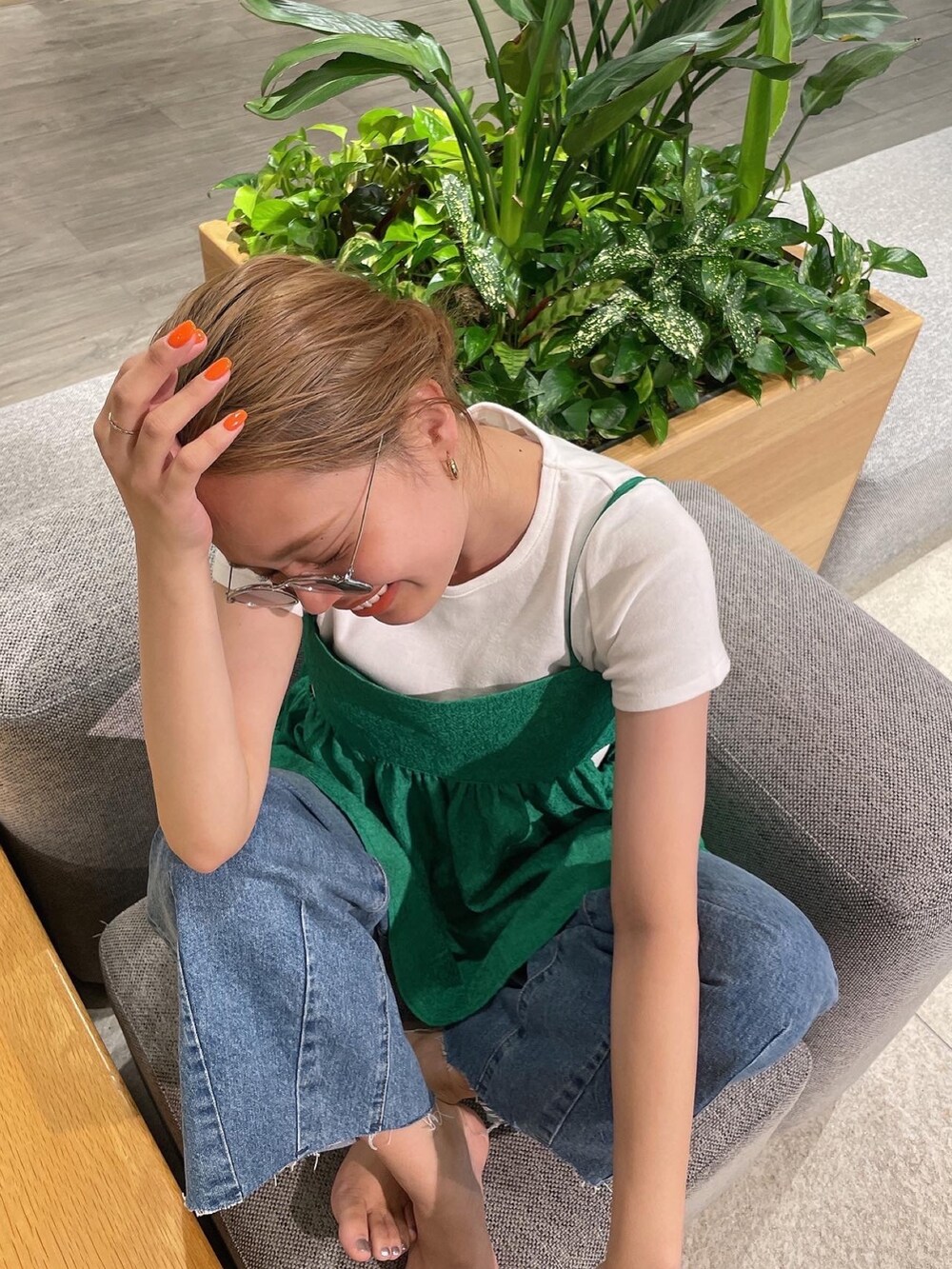 グリーン系のシャツ/ブラウス、ブルー系のデニムパンツ、ホワイト系のTシャツ/カットソーを着用したレディースの春コーディネートの2枚目の写真