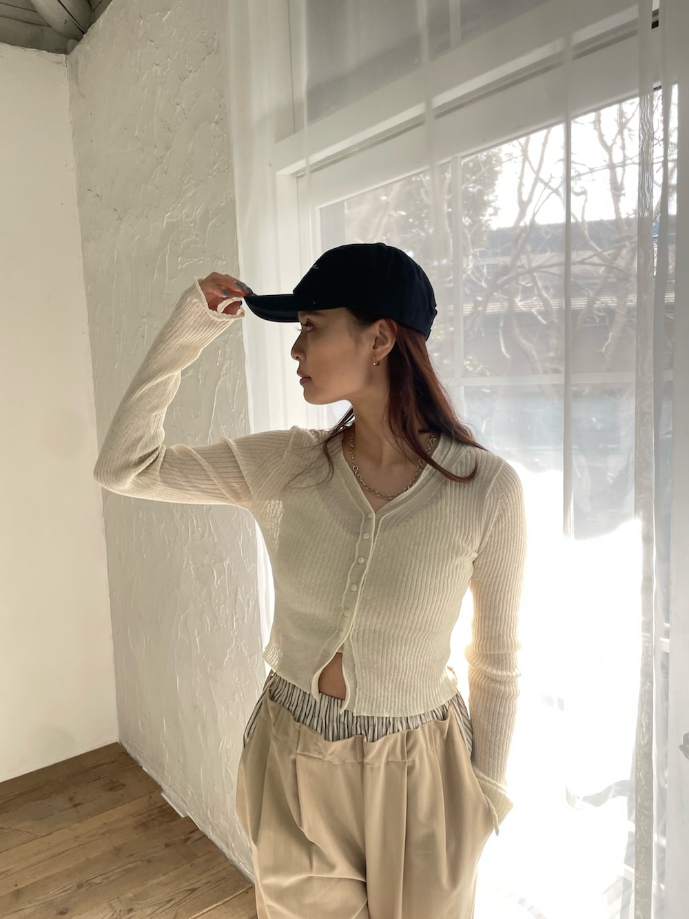 ベージュ系のその他パンツ、ホワイト系のカーディガン/ボレロを着用したレディースの春コーディネートの2枚目の写真