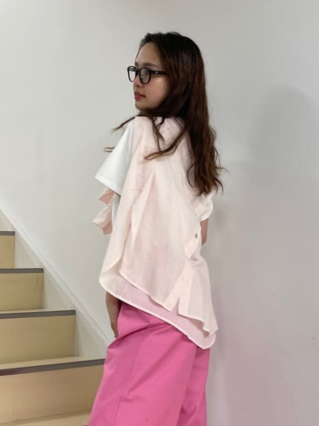 ピンク系のスラックス、ピンク系のシャツ/ブラウス、ホワイト系のサンダルを着用したレディースの春コーディネートの5枚目の写真