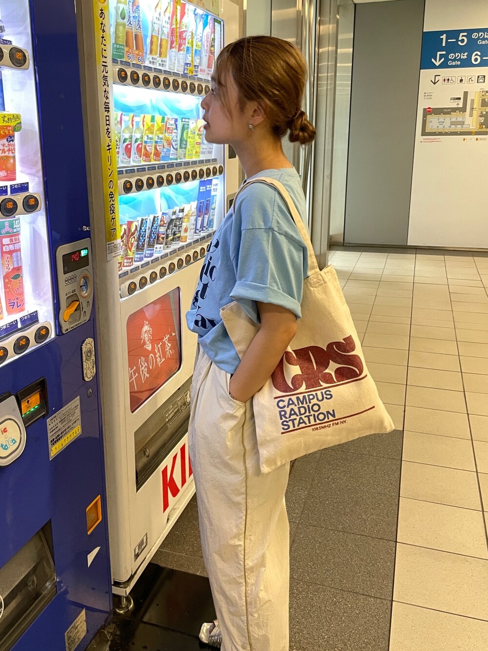 ブルー系のTシャツ/カットソー、ホワイト系のその他パンツを着用したレディースの夏コーディネートの4枚目の写真