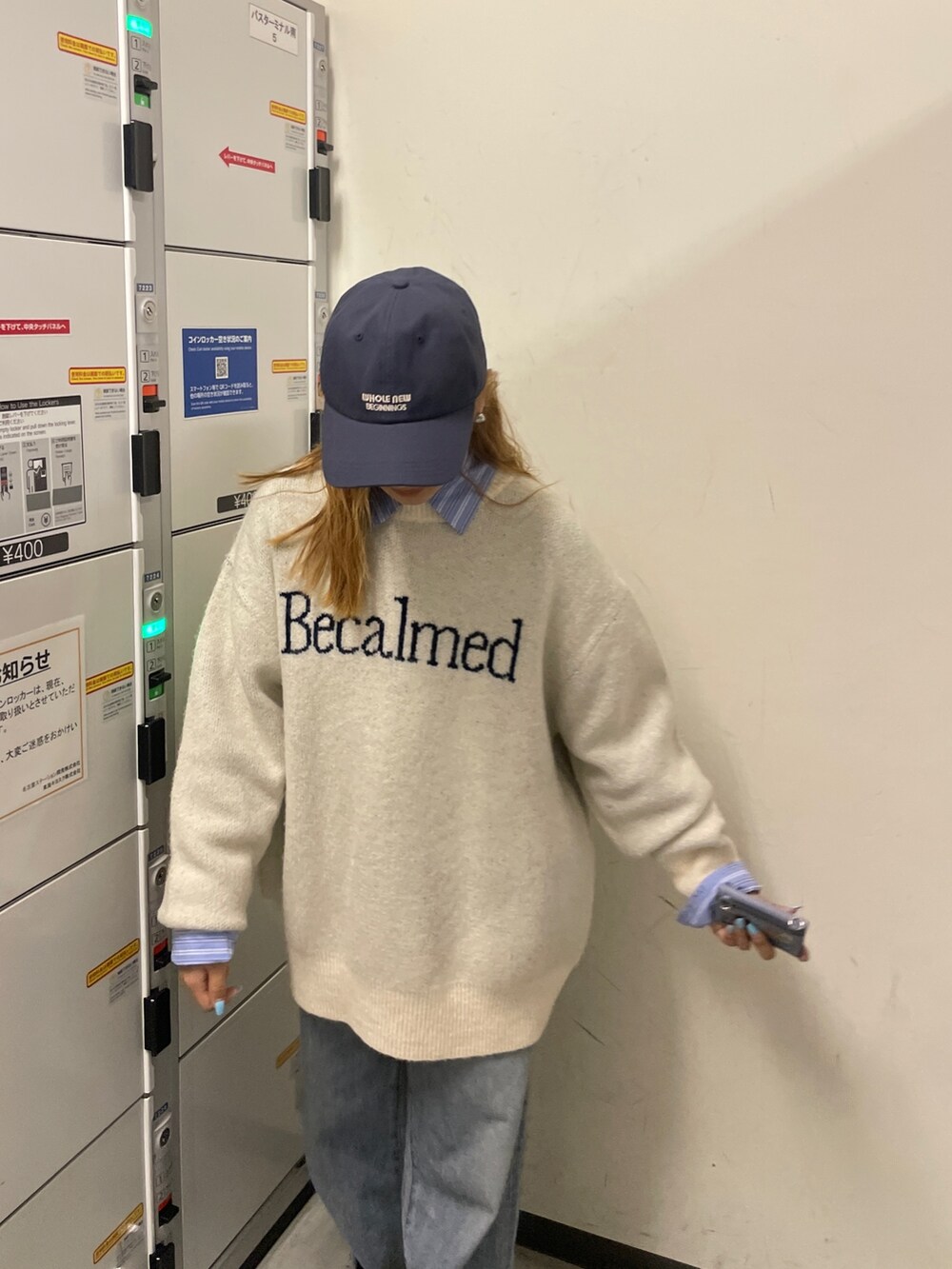 ホワイト系のニット/セーター、その他のシャツ/ブラウス、ブルー系のデニムパンツを着用したレディースの夏コーディネートの3枚目の写真