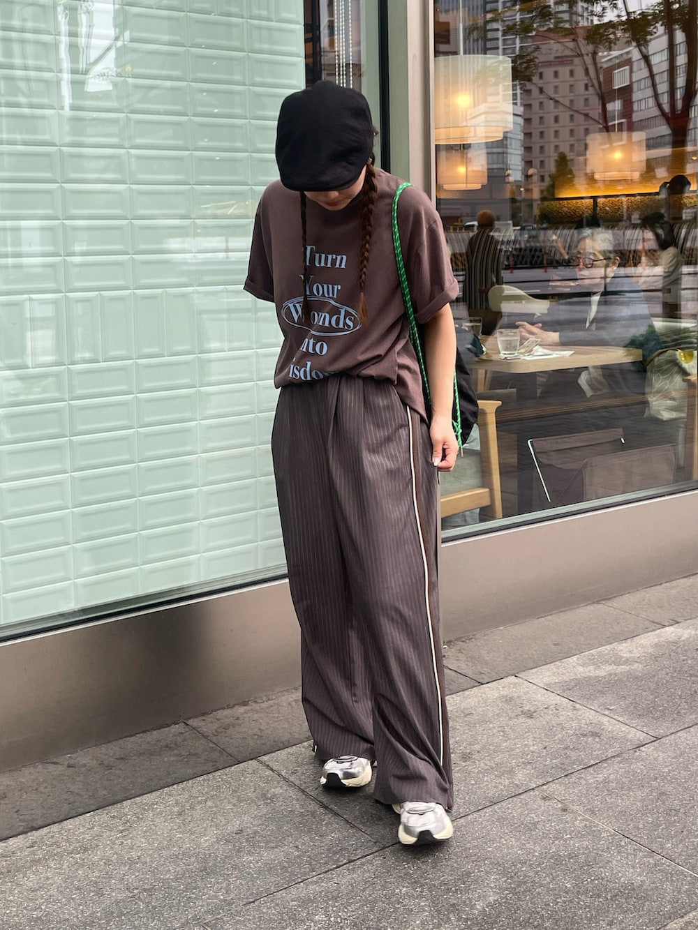 グレー系のその他パンツ、ブラウン系のTシャツ/カットソー、ブラック系のバックパック/リュックを着用したレディースの春コーディネートの2枚目の写真