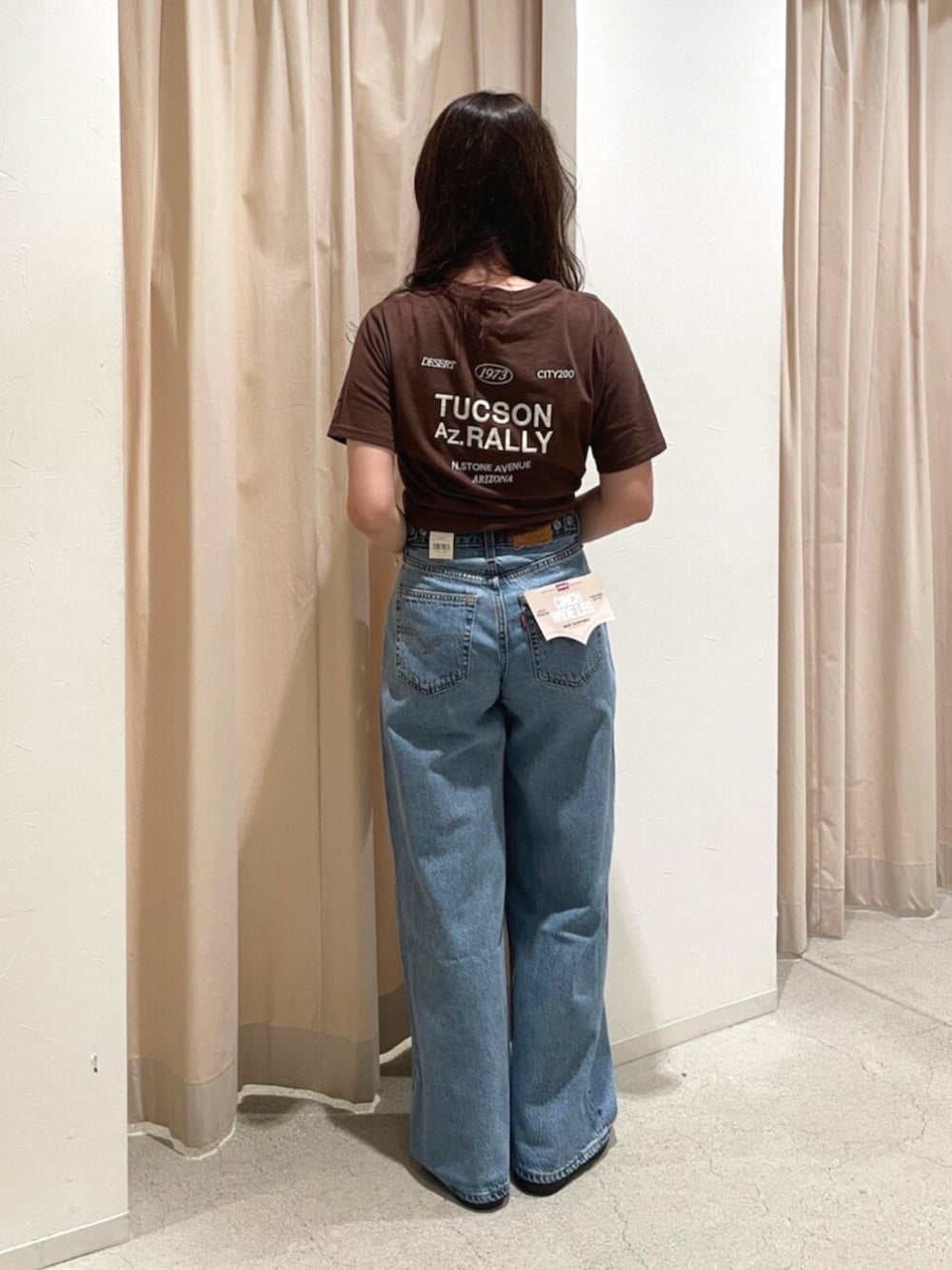 ブルー系のデニムパンツ、ブラウン系のTシャツ/カットソーを着用したレディースの夏コーディネートの3枚目の写真