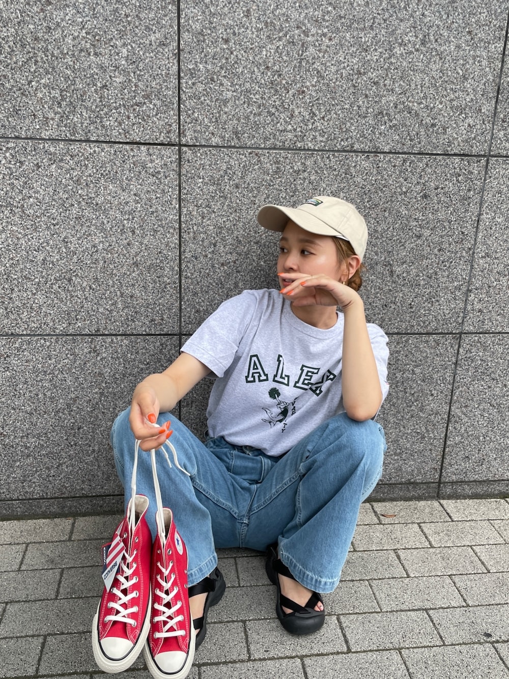 グレー系のTシャツ/カットソー、ブルー系のデニムパンツを着用したレディースの春コーディネートの7枚目の写真