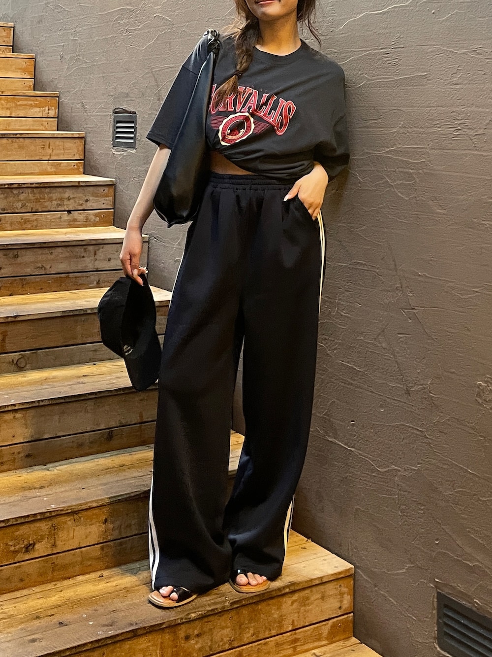 グレー系のTシャツ/カットソー、ブルー系のその他パンツを着用したレディースの夏コーディネートの2枚目の写真