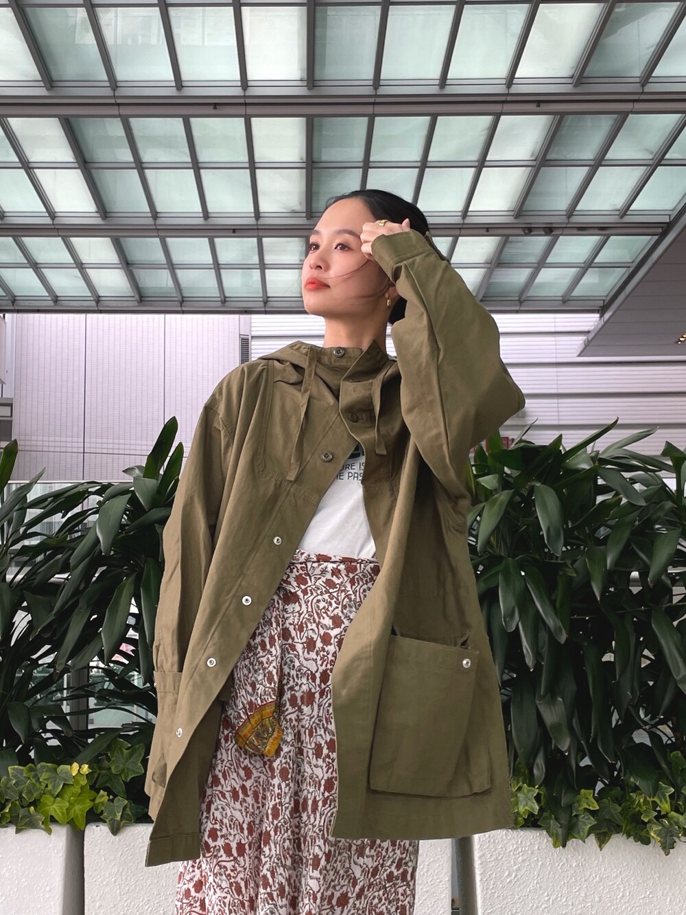 グリーン系のブルゾン、ホワイト系のTシャツ/カットソー、ホワイト系のワンピースを着用したレディースの冬コーディネートの3枚目の写真