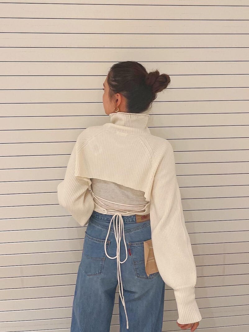 ブルー系のデニムパンツ、ホワイト系のTシャツ/カットソー、ホワイト系のワンピースを着用したレディースの秋コーディネートの2枚目の写真