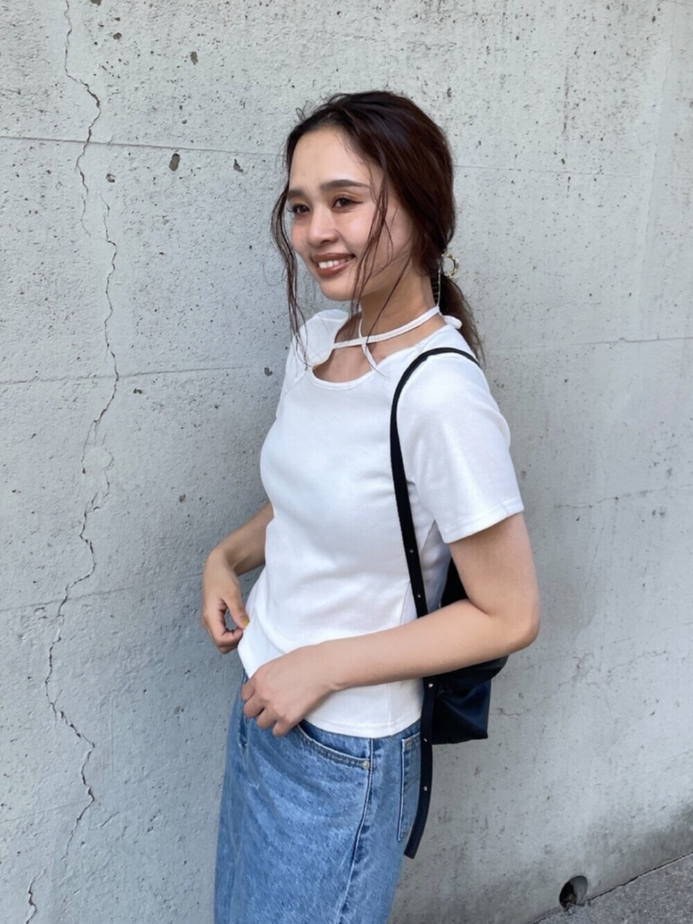 ブラック系のパンプス、ブルー系のデニムパンツ、ホワイト系のTシャツ/カットソーを着用したレディースの夏コーディネートの4枚目の写真
