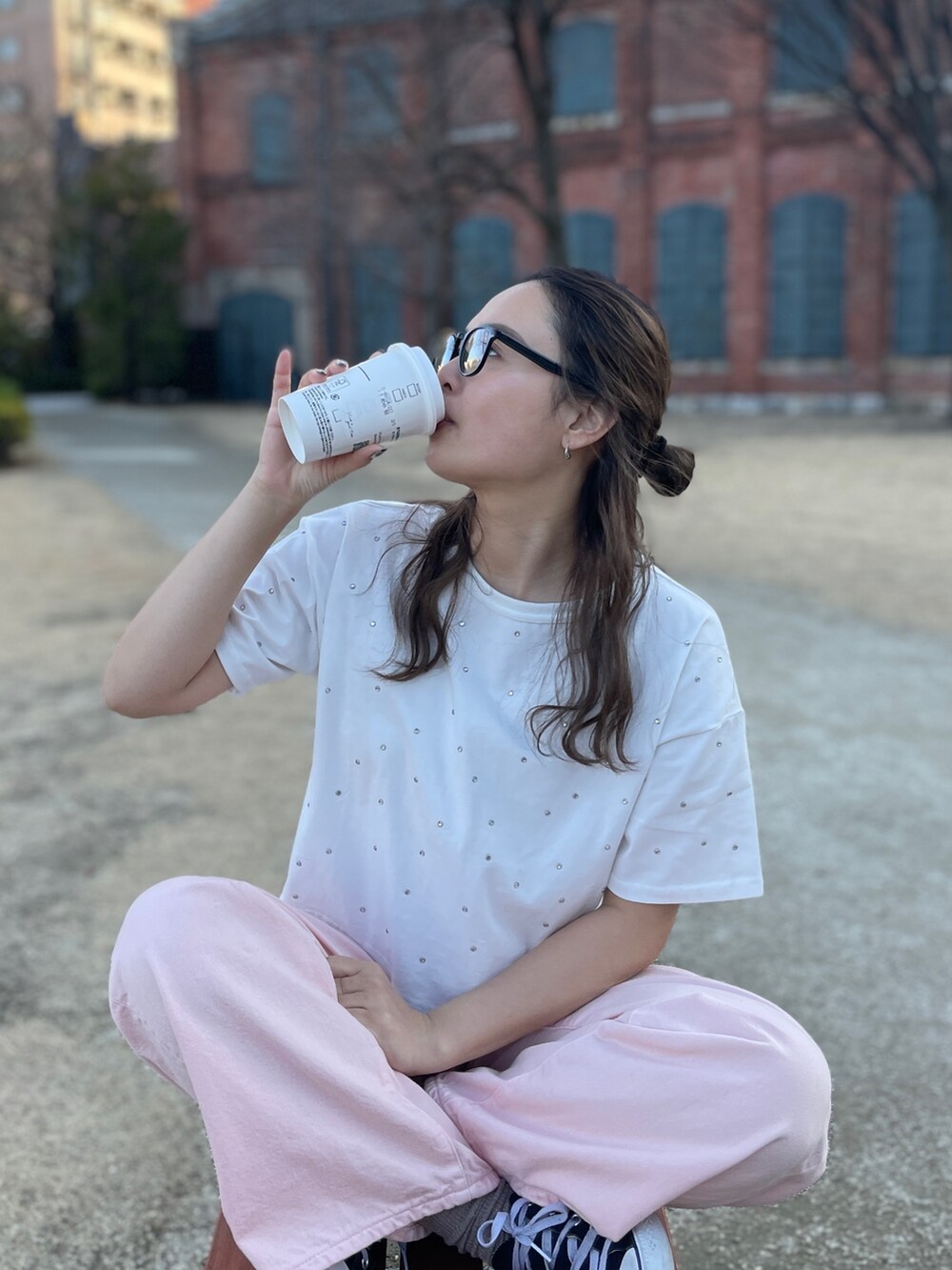 ホワイト系のTシャツ/カットソー、ピンク系のデニムパンツを着用したレディースの春コーディネートの3枚目の写真