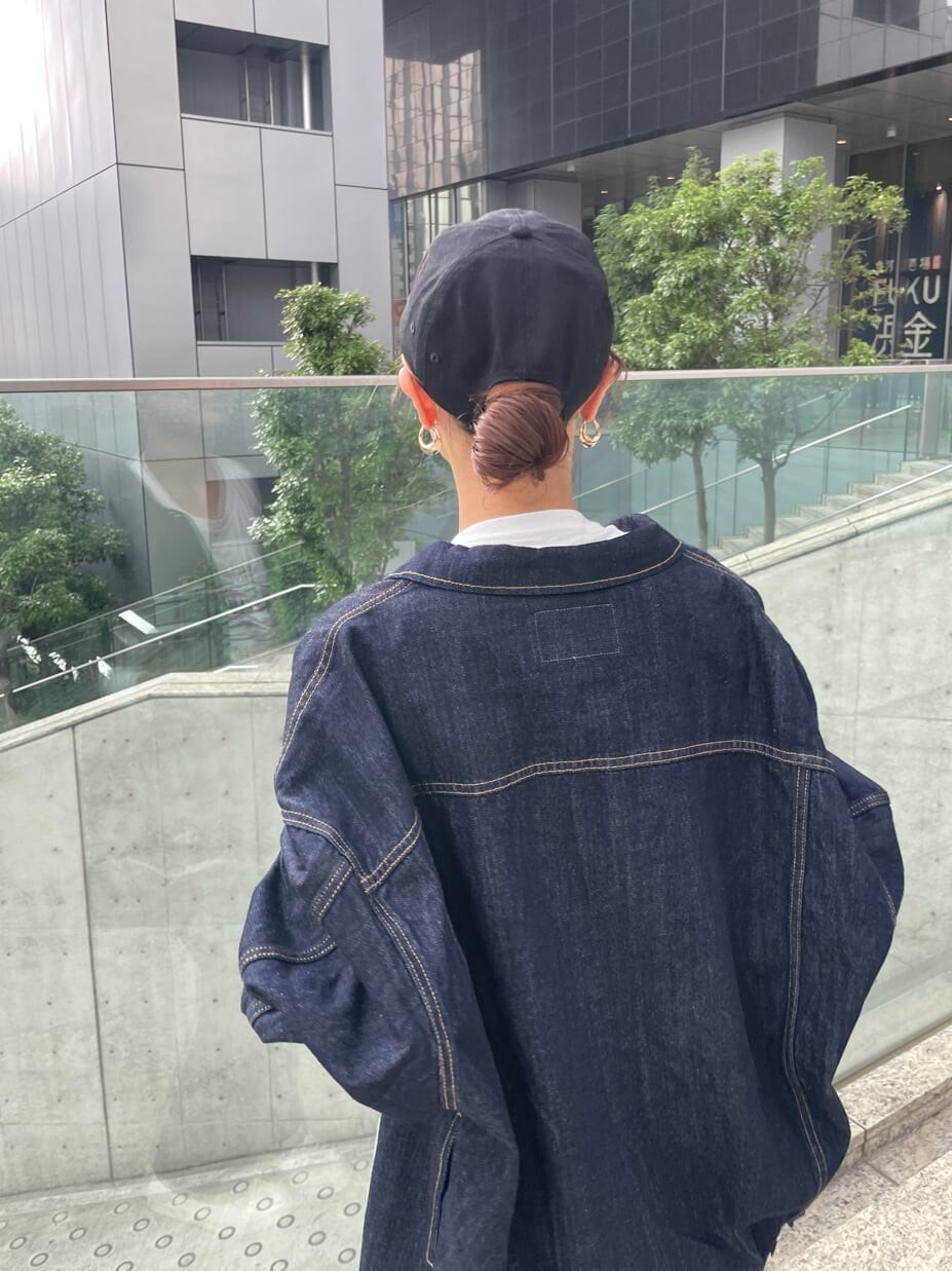 ブルー系のデニムジャケット、ブルー系のデニムパンツ、ホワイト系のTシャツ/カットソーを着用したレディースの夏コーディネートの3枚目の写真