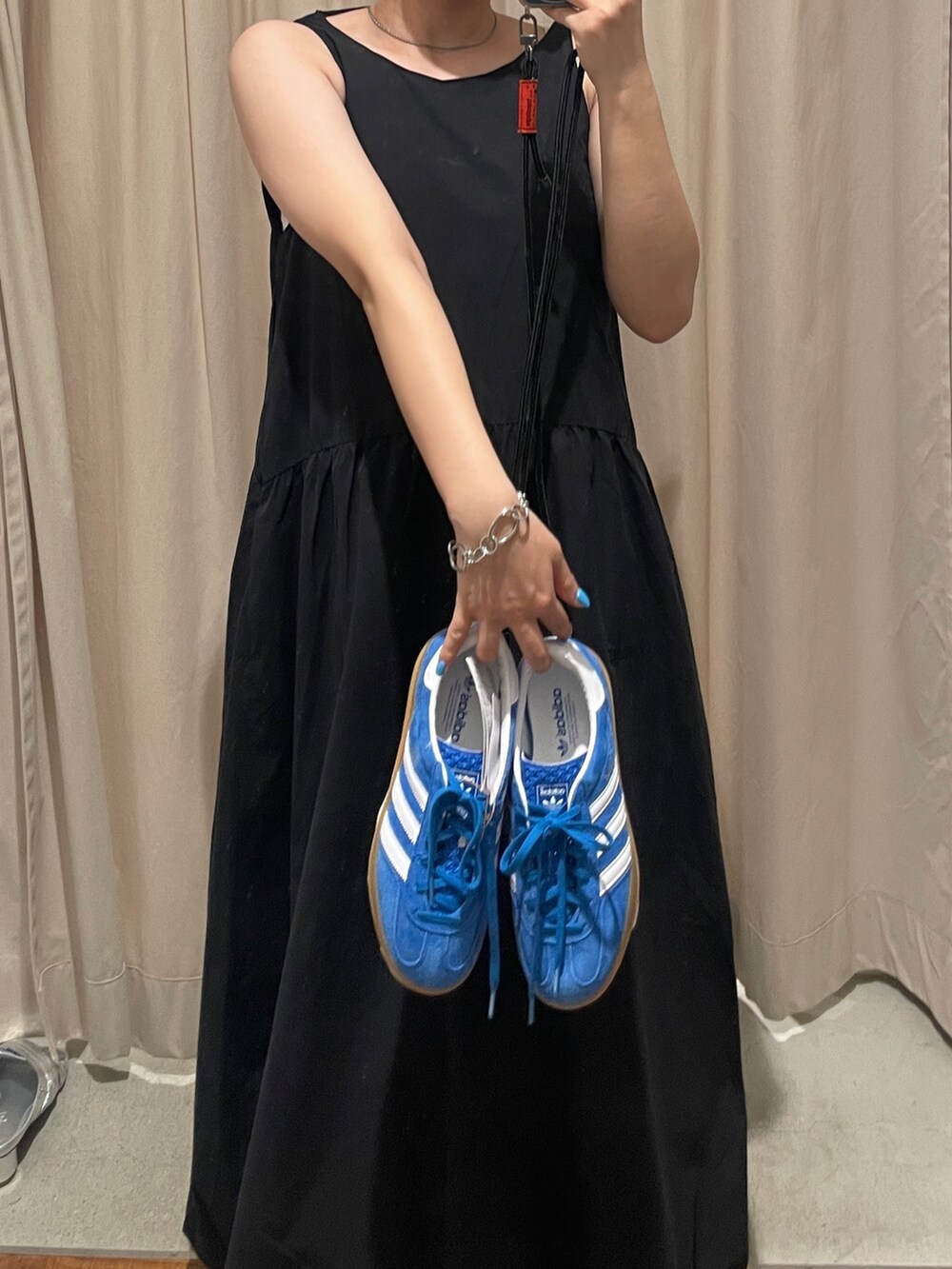 ブラック系のワンピース、シルバー系のネックレスを着用したレディースの春コーディネートの2枚目の写真