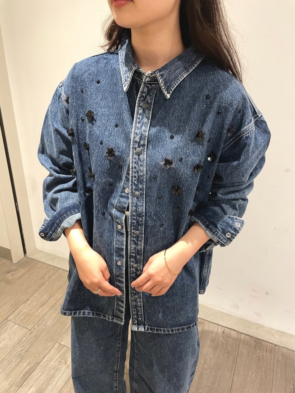 ブラック系のその他シューズ、ブルー系のデニムパンツ、ブルー系のシャツ/ブラウスを着用したレディースの夏コーディネートの5枚目の写真